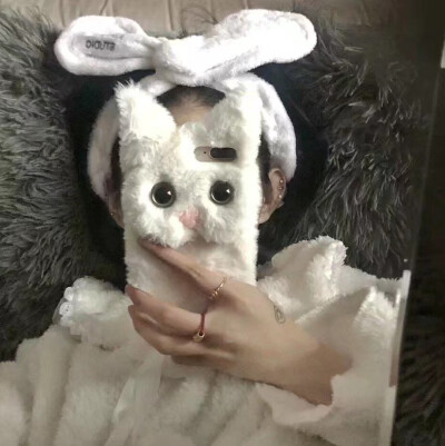 我们终其一生，不过只是想找一个谈得来、合脾性，在一起舒坦，分开久了有点想念，安静久了想闹腾一下，吵架了又立马会后悔认输的合拍的人。 