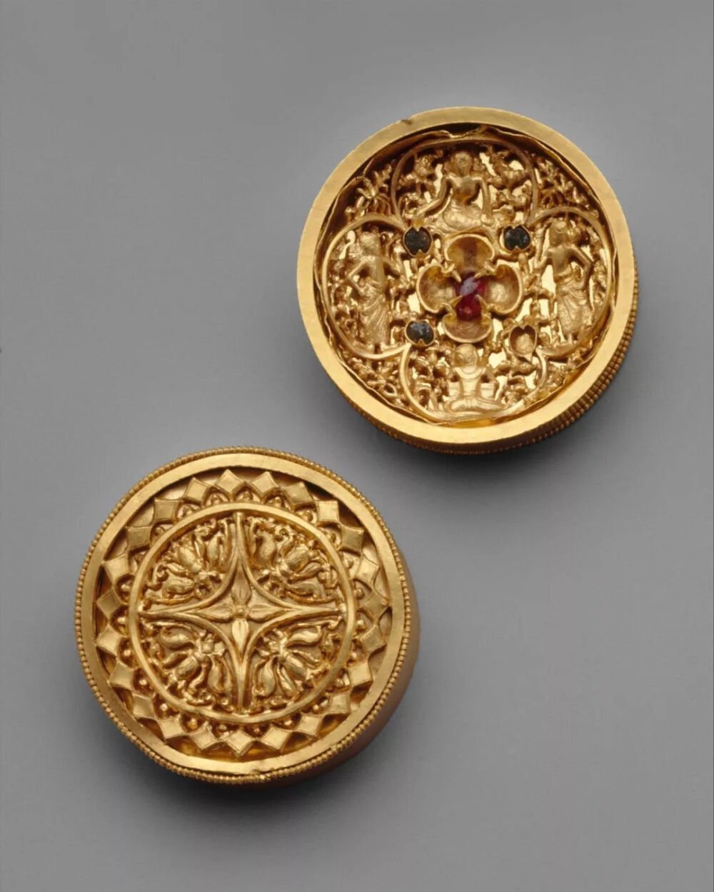 《Pair of Earplugs Ornamented with Figures and Inlaid Stones》，黄金，1×4.4cm，9-14世纪