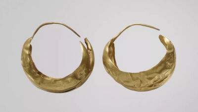 《Broad Collar of Wah》，织物、亚麻，34.5×39cm，公元前1981–1975年