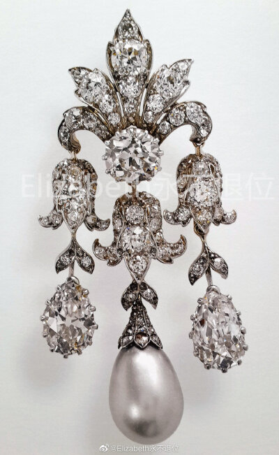 Queen Mary's Women of Hampshire Brooch 这枚造型精美的钻石配珍珠胸针是玛丽王后在1893年时从汉普郡妇女委员会那里收到的结婚礼物，由加纳德珠宝设计并制作。胸针上面的两个钻石吊坠和一个珍珠吊坠都是可以自由拆…