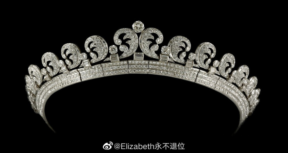 The Cartier Halo Tiara 这顶钻石Tiara由卡地亚珠宝制成于1936年,是当年乔治六世买给妻子伊丽莎白王后的礼物，装饰艺术风，3×18cm。所用材质包含了钻石与白金。伊丽莎白王后1944年又把它作为18岁生日礼物送给大女儿莉莉贝特，据说这也是后者所拥有的第一顶Tiara，只不过她从没有在公开场合佩戴过就是了。玛格丽特公主在上世纪50年代初期至60年代中期跟老姐长期借戴过，安妮公主上世纪60年代末最早戴的第一顶Tiara也是它，不过后来又压了许多年的箱底，直到2011年剑桥公爵夫人嫁入王室那天才重现江湖 ，至于啥时候能再见，看缘分吧