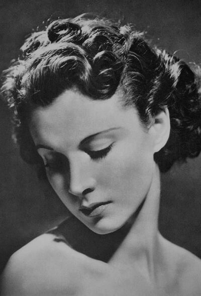 费雯·丽（原名：费雯·玛丽·哈特利，Vivien Leigh，1913年11月5日-1967年7月7日），生于印度孟加拉邦大吉岭，毕业于英国皇家戏剧艺术学院，英国电影、舞台剧女演员。 1938年，前往好莱坞便一鸣惊人，成功饰演《乱世佳…