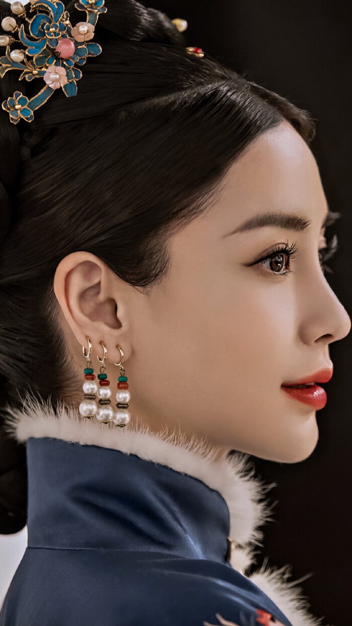  Angelababy（杨颖，1989年2月28日-），出生于上海市，毕业于嘉诺撒圣心商学书院，中国内地女演员、时尚模特。 2003年，以模特身份出道。后因担任时尚模特而在香港崭露头角。2007年，工作重心转向大银幕。2014年，开始凭借真人秀《奔跑吧兄弟》赢得广泛关注[1]；同年，凭借《狄仁杰之神都龙王》获得第21届北京大学生电影节最受欢迎女演员奖[2]。2015年，凭借电影《鬼吹灯之寻龙诀》获第33届大众电影百花奖最佳女配角奖[3]
中文名：杨颖
外文名：Angelababy
星座：双鱼座
别名：Baby，AB
出生地：上海市
国籍：中国
出生日期：1989年2月28日
民族：汉族
代表作品：夏日乐悠悠、第一次、微微一笑很倾城、鬼吹灯之寻龙诀、狄仁杰之神都龙王、摆渡人
职业：演员、模特