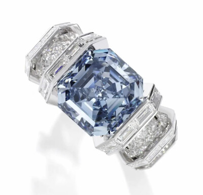 款6 8.01ct The Sky Blue Diamond 蓝钻戒指，by Cartier
主石为一颗8.01ct的阶梯形切割蓝钻，经 GIA 鉴定为 Type IIb 型钻石，达到 Fancy Vivid Blue 蓝色，净度级别为 VVS1，戒托上镶嵌阶梯形切割钻石。由Cartier…