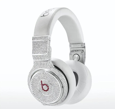 Beats Pro 耳机，由 Graff格拉夫制作，共镶嵌超过1500颗钻石（总重超过120ct），28颗红宝石（总重约3.35ct），专为第46届超级碗表演者 LMFAO、Madonna、Lil’ Wayne 设计。估价约11万美元。