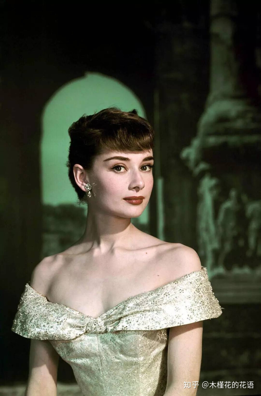  奥黛丽·赫本（Audrey Hepburn，1929年5月4日-1993年1月20日），出生于比利时布鲁塞尔，毕业于玛莉·蓝伯特芭蕾舞学校，英国女演员。 1948年，因出演《荷兰七课》，开始电影生涯。1954年，凭借电影《罗马假日》获得奥斯卡最佳女主角奖。晚年时，投身慈善事业，是联合国儿童基金会亲善大使的代表人物。1992年被授予美国“总统自由勋章”，1993年获奥斯卡人道主义奖。1993年1月20日，因癌症病逝，享年63岁。1999年，被美国电影学会评为“百年来最伟大的女演员”第三位。
中文名：奥黛丽·赫本
外文名：Audrey Hepburn
星座：金牛座
身高：170cm
别名：Audrey Kathleen Hepburn-Ruston
出生地：比利时布鲁塞尔
国籍：英国
出生日期：1929年5月4日
逝世日期：1993年1月20日
民族：比利时、荷兰、英国、爱尔兰混血
代表作品：罗马假日、窈窕淑女、蒂凡尼的早餐、龙凤配、修女传、盲女惊魂记、战争与和平、谜中谜、甜姐儿
职业：电影、舞台剧演员
血型：A型
毕业院校：玛莉·蓝伯特芭蕾舞学校
