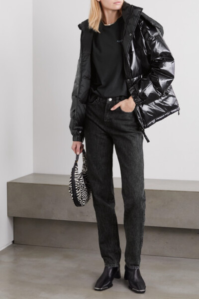 
Ksubi 这款 “Flashback” 羽绒夹克采用正反两穿设计，一面为哑光质感，另一面则富有亮泽，为你增添穿搭选项。若想演绎简约风范，不妨将兜帽拆除，打造全身一致的黑色造型。
