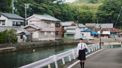 水星 ⛩
他是拥有山川河海的神明
她是误入神明眼睛的少女
一半恶魔 一半神明
一半海水 一半火焰
她保佑他翻越山岭浮动海浪的不羁
他保佑她清澈的眼眸 闪亮的未来
— 溺水小刀 —