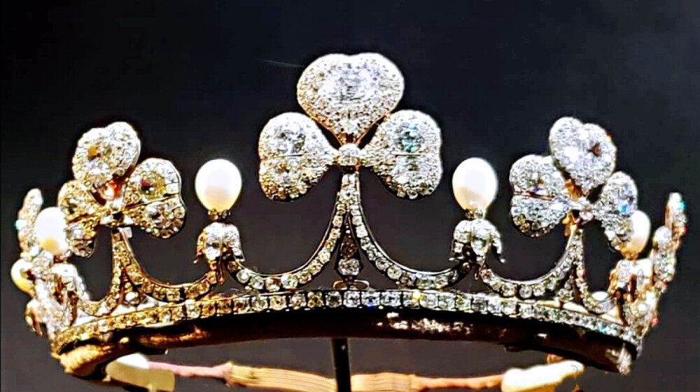 The Dufferin & Ava Tiara，英国Dufferin & Ava侯爵家的三叶草钻石王冠，大约制造于19世纪60年代，第1代持有者是当时还是第五代Dufferin男爵夫人哈里奥特。后来这个爵位从男爵晋升到最后的Dufferin & Ava侯爵，王冠也一直传给了后人，第4代Dufferin & Ava侯爵夫人莫琳和第5代侯爵夫人琳蒂结婚的时候戴着。
现在的三叶草王冠出借给Victoria＆Albert博物馆展出。