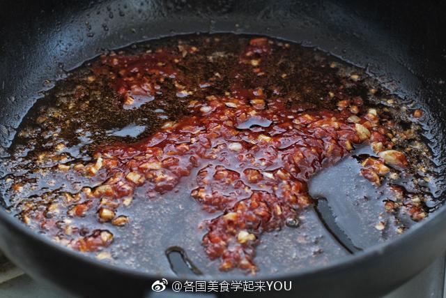 【茄汁大虾】鲜美的大虾配上酸甜的番茄酱，酸甜开胃，好吃到连壳都不剩。食材：大虾350克 大葱1小段 姜适量 料酒1大匙 大蒜2瓣 番茄酱40克 白糖1/2匙 胡椒粉少许 香葱1根 盐适量 食用油适量1.用厨房剪刀沿着大虾的后背剪开，挑出虾线洗净后沥干水分放入容器中2.将切好的大葱段和姜片放进去，调入料酒和少许胡椒粉，拌匀后腌制十五分钟3.香葱洗净切丝，再切少许姜丝和蒜末备用4.锅中倒适量食用油烧至五成热，放入葱、姜丝小火炒出香味5.接着放入腌制好的大虾，快速翻炒至大虾变色，盛出备用6.锅中倒入适量食用油烧至五成热，放入蒜末小火炒香，然后把番茄酱放进去翻炒均匀7.再把炒好的大虾倒回锅中，改大火快