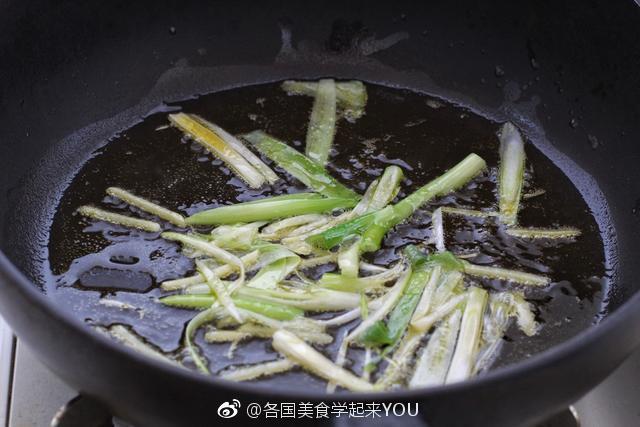 【茄汁大虾】鲜美的大虾配上酸甜的番茄酱，酸甜开胃，好吃到连壳都不剩。食材：大虾350克 大葱1小段 姜适量 料酒1大匙 大蒜2瓣 番茄酱40克 白糖1/2匙 胡椒粉少许 香葱1根 盐适量 食用油适量1.用厨房剪刀沿着大虾的后背剪开，挑出虾线洗净后沥干水分放入容器中2.将切好的大葱段和姜片放进去，调入料酒和少许胡椒粉，拌匀后腌制十五分钟3.香葱洗净切丝，再切少许姜丝和蒜末备用4.锅中倒适量食用油烧至五成热，放入葱、姜丝小火炒出香味5.接着放入腌制好的大虾，快速翻炒至大虾变色，盛出备用6.锅中倒入适量食用油烧至五成热，放入蒜末小火炒香，然后把番茄酱放进去翻炒均匀7.再把炒好的大虾倒回锅中，改大火快