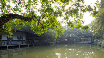 鱼浮浅碧，莲开静水，一朵苞含秋韵水边闲坐思悠悠，心已似、游云远近