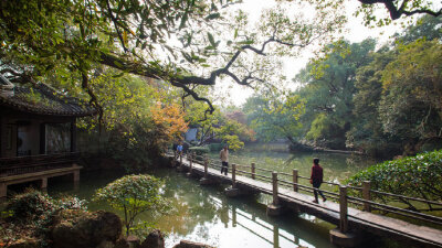 鱼浮浅碧，莲开静水，一朵苞含秋韵水边闲坐思悠悠，心已似、游云远近