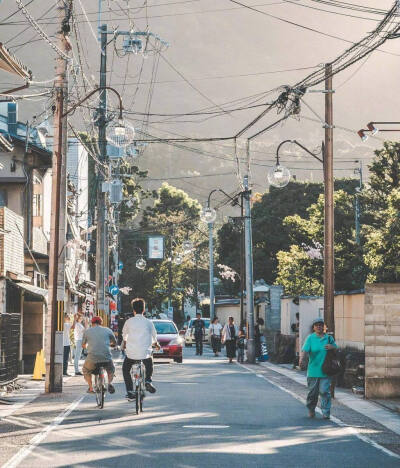 在人生的道路上，每一个人都是孤独的旅客。与其舒舒服服，懵懵懂懂活一辈子，倒不如品尝一点不平常的滋味，似苦而是甜。——季羡林 #感情语录#