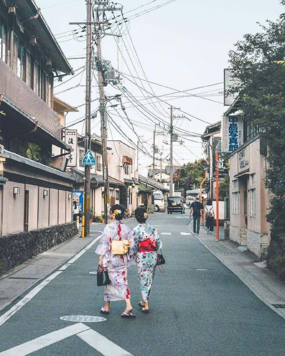 在人生的道路上，每一个人都是孤独的旅客。与其舒舒服服，懵懵懂懂活一辈子，倒不如品尝一点不平常的滋味，似苦而是甜。——季羡林 #感情语录#