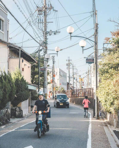 在人生的道路上，每一个人都是孤独的旅客。与其舒舒服服，懵懵懂懂活一辈子，倒不如品尝一点不平常的滋味，似苦而是甜。——季羡林 #感情语录#