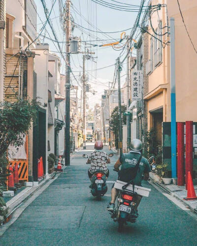 在人生的道路上，每一个人都是孤独的旅客。与其舒舒服服，懵懵懂懂活一辈子，倒不如品尝一点不平常的滋味，似苦而是甜。——季羡林 #感情语录#