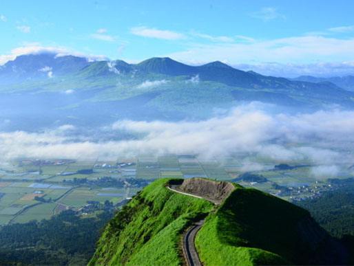 #和环妹一起来旅行# 阿苏山是世界上具有最大破火山口的活火山大火山口内多温泉、瀑布风光绮丽