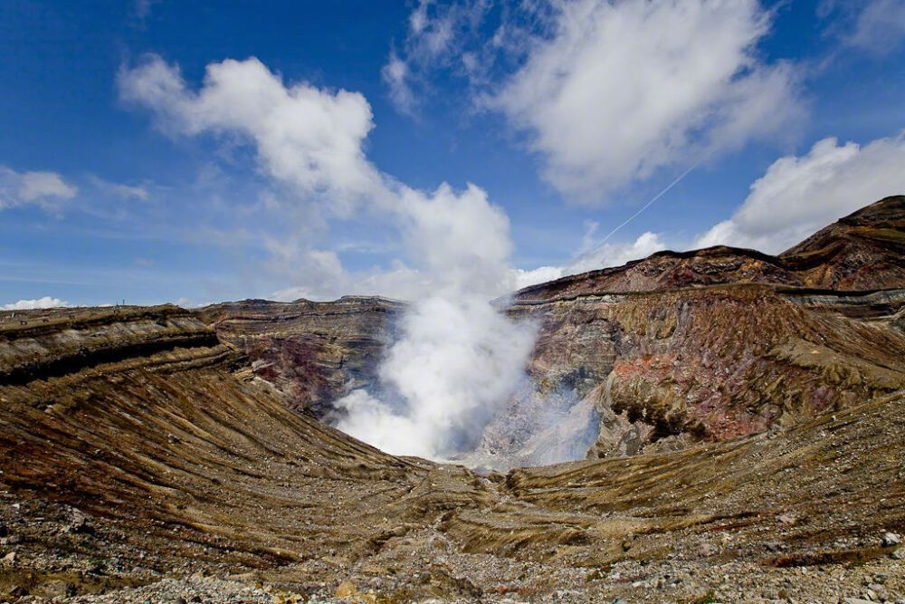 #和环妹一起来旅行# 阿苏山是世界上具有最大破火山口的活火山大火山口内多温泉、瀑布风光绮丽