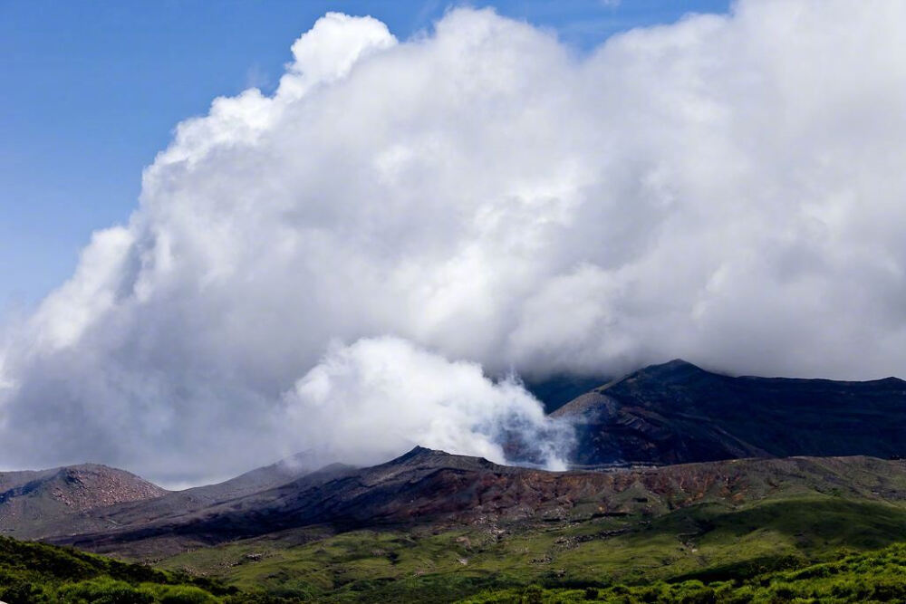 #和环妹一起来旅行# 阿苏山是世界上具有最大破火山口的活火山大火山口内多温泉、瀑布风光绮丽