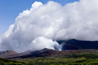 #和环妹一起来旅行# 阿苏山是世界上具有最大破火山口的活火山大火山口内多温泉、瀑布风光绮丽