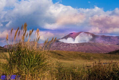 #和环妹一起来旅行# 阿苏山是世界上具有最大破火山口的活火山大火山口内多温泉、瀑布风光绮丽