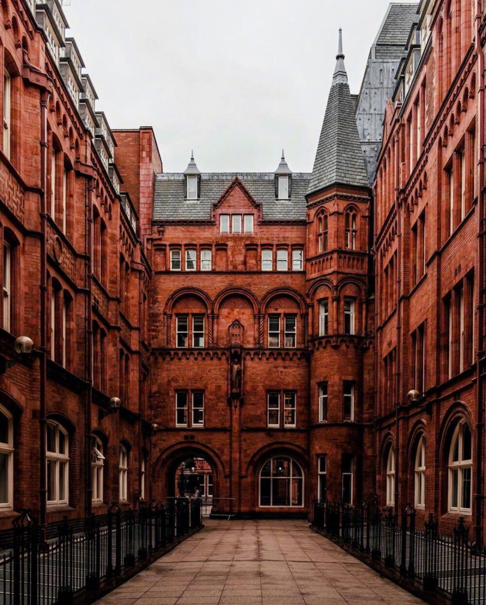 拱门后的拱门 In London.