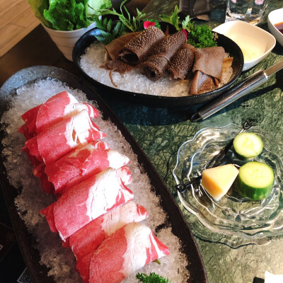 20191021 午餐
和爸爸妈妈一起在不是我们的城市吃！火！锅！
大突破！
吃得超饱超开心！
最开心的是他们也都很开心。
花生冰沙简直香到哭泣。
如果再去那座城市，还要再带他们去吃！