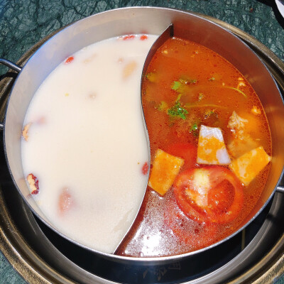 20191021 午餐
和爸爸妈妈一起在不是我们的城市吃！火！锅！
大突破！
吃得超饱超开心！
最开心的是他们也都很开心。
花生冰沙简直香到哭泣。
如果再去那座城市，还要再带他们去吃！