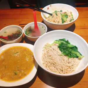 20191021 午餐
啊啊啊啊啊吃了超好吃的蟹黄拌面。
对面是一位超可爱的好朋友。

认真努力又可爱的女孩子。
无敌期待不远的未来再见面。