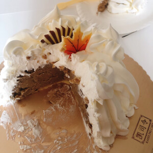 20191021 下午茶
骗了粑粑麻麻说是好朋友给买的，他们不问价钱安心吃。
超喜欢呦~栗子甜甜糯糯，奶油轻轻的~>_<