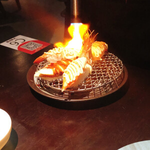 20191021 晚餐
那天我带爸妈逛了东方明珠，在黄浦江上坐了大轮渡吹了风。
我想把我爱吃的分享给他们，可他们看见菜单觉得太贵了，就有些拘谨。也确是吃不惯日料的味道。说少要点儿，再吃些别的。但是我想，要他们尝过才可以！无论如何！尝过！