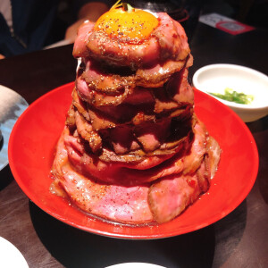 20191021 晚餐
那天我带爸妈逛了东方明珠，在黄浦江上坐了大轮渡吹了风。
我想把我爱吃的分享给他们，可他们看见菜单觉得太贵了，就有些拘谨。也确是吃不惯日料的味道。说少要点儿，再吃些别的。但是我想，要他们尝过才可以！无论如何！尝过！