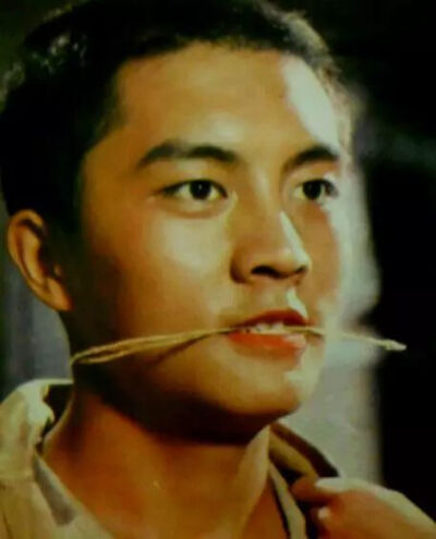 常戎
1962年4月17日出生于云南昆明，中国男演员，毕业于北京电影学院表演系。代表作品：疯狂的代价、十天、春晖、飞虎队、余罪