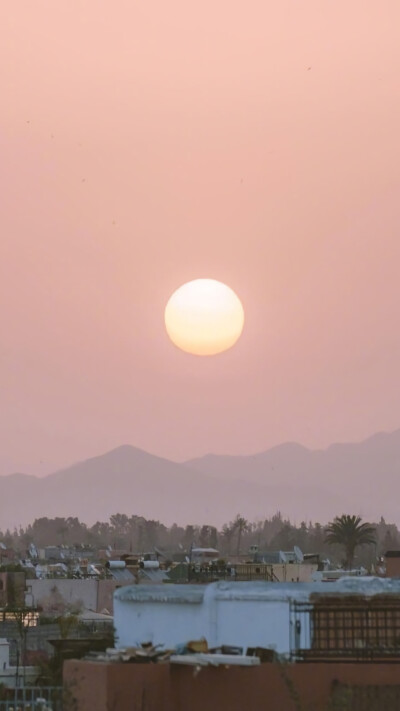 每一年的夏天都适合去看海 ，一半粉色的夕阳一半大海的蓝拼出完整的夏。
