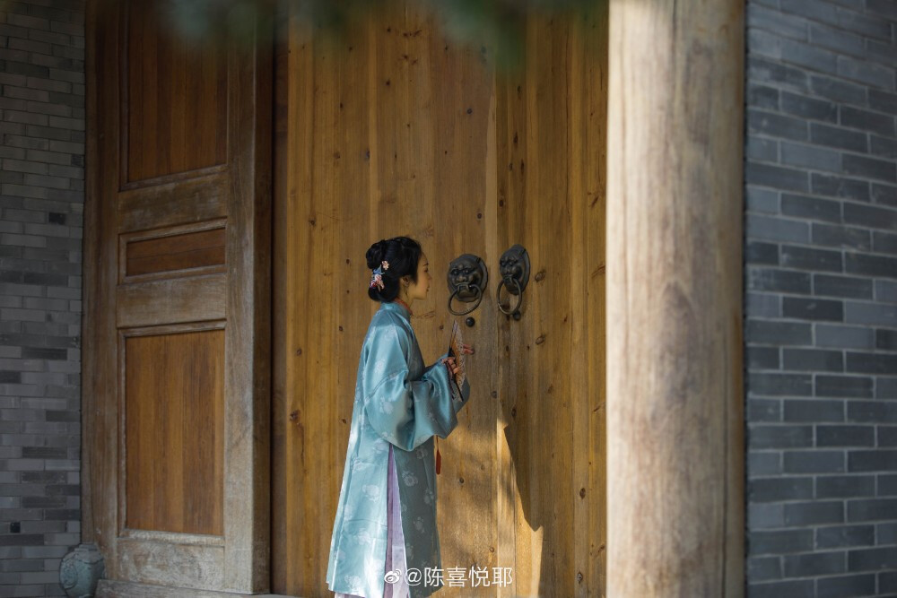 清晨入古寺，初日照高林
衣@踏云馆汉服 @上遥居@霁月斋录
鞋 @步月歌-锦履定制店
饰@巫山楚云深 @见山观水 @全國吃土冠军
摄影@粥粥不是早餐
出境@陈喜悦耶