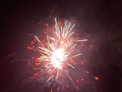 头顶的夜空有烟花缤纷着炸开，在黑色天际绽放着刹那芳华，拼尽一生，只为这一刻灿烂，烟花易冷，朝华瞬凋。
