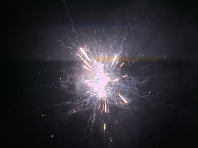 头顶的夜空有烟花缤纷着炸开，在黑色天际绽放着刹那芳华，拼尽一生，只为这一刻灿烂，烟花易冷，朝华瞬凋。
