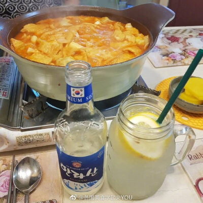 ※ Foodie ※ 最近在韩国超火的烧酒新喝法将烧酒+토닉워터碳酸水+柠檬+冰块喝起来冰爽又刺激，小伙伴们可以试试哦~