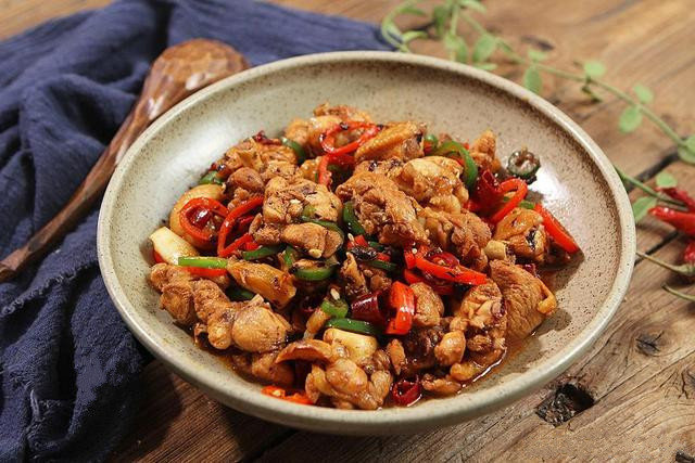 ◢香辣鸡肉甜辣爽口，鸡肉滑嫩，超级好吃的家常下饭菜~食材：鸡中翅4个、鸡翅根5个、青椒红椒各2根、豆豉1汤匙、蒜葱适量、麻油2汤匙、干辣椒适量、生抽1汤匙、老抽2汤匙、糖1茶匙、盐半茶匙1.把鸡翅和鸡翅根剁成小块，放入生抽，老抽和糖抓匀腌制30分钟2.辣椒切成辣椒圈，干辣椒剪开，准备好葱白和蒜3.锅内放入适量油，放入蒜，葱白和干辣椒炒香4.把鸡肉连同腌制鸡肉的汁倒入锅内快速翻炒5.倒入豆豉翻炒均匀，放入盐翻炒，炒到鸡肉变白断生后盖盖转小火焖3分钟6.倒入辣椒圈翻炒7.倒入麻油翻炒均匀后炒至收汁即可