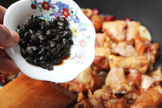 ◢香辣鸡肉甜辣爽口，鸡肉滑嫩，超级好吃的家常下饭菜~食材：鸡中翅4个、鸡翅根5个、青椒红椒各2根、豆豉1汤匙、蒜葱适量、麻油2汤匙、干辣椒适量、生抽1汤匙、老抽2汤匙、糖1茶匙、盐半茶匙1.把鸡翅和鸡翅根剁成小块，放入生抽，老抽和糖抓匀腌制30分钟2.辣椒切成辣椒圈，干辣椒剪开，准备好葱白和蒜3.锅内放入适量油，放入蒜，葱白和干辣椒炒香4.把鸡肉连同腌制鸡肉的汁倒入锅内快速翻炒5.倒入豆豉翻炒均匀，放入盐翻炒，炒到鸡肉变白断生后盖盖转小火焖3分钟6.倒入辣椒圈翻炒7.倒入麻油翻炒均匀后炒至收汁即可