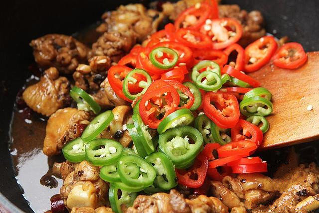 ◢香辣鸡肉甜辣爽口，鸡肉滑嫩，超级好吃的家常下饭菜~食材：鸡中翅4个、鸡翅根5个、青椒红椒各2根、豆豉1汤匙、蒜葱适量、麻油2汤匙、干辣椒适量、生抽1汤匙、老抽2汤匙、糖1茶匙、盐半茶匙1.把鸡翅和鸡翅根剁成小块，放入生抽，老抽和糖抓匀腌制30分钟2.辣椒切成辣椒圈，干辣椒剪开，准备好葱白和蒜3.锅内放入适量油，放入蒜，葱白和干辣椒炒香4.把鸡肉连同腌制鸡肉的汁倒入锅内快速翻炒5.倒入豆豉翻炒均匀，放入盐翻炒，炒到鸡肉变白断生后盖盖转小火焖3分钟6.倒入辣椒圈翻炒7.倒入麻油翻炒均匀后炒至收汁即可