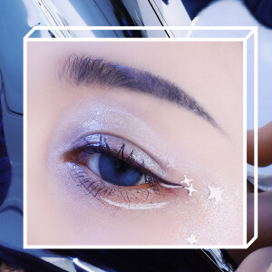 【未来感银河眼妆】 你的眼里有银河最近假期的乐趣就是玩妆，大胆尝试各种创意妆容，这次从冰蓝色染发喷雾得来的灵感，尝试了一次未来感创意妆眼影：ᴘᴇʀғᴇᴄᴛ ᴅɪᴀʀʏ 冰狼盘用来玩妆最适合不过的一盘，里面的大闪片非常璀璨，就像是星空银河的配色。淡妆也能hold住这盘。高光：ᴍᴀᴄ  #sᴏғᴛ ғʀᴏsᴛ充满魅惑感的蓝紫色偏光，粉质一如既往地细腻，日常夸张都可以完美驾驭。