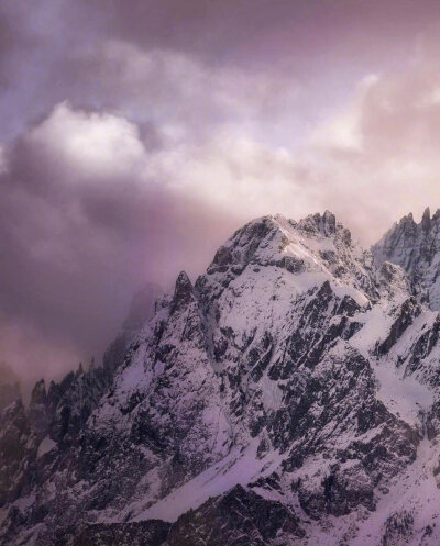 从冰岛到Lofoten，从瓦尔迪亚山到马拉喀什梅迪纳街道，从葡萄牙到西班牙…旅行途中捕捉到的景象总让人难以忘却，也正是去看了这个世界，才会对生命更具崇敬，对自然更加尊重。