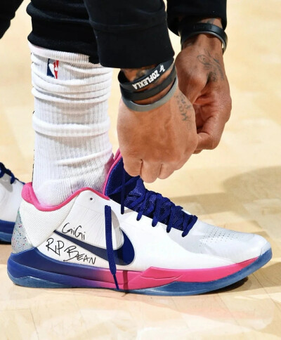 纪念科比 今天我们穿上他的鞋子打篮球