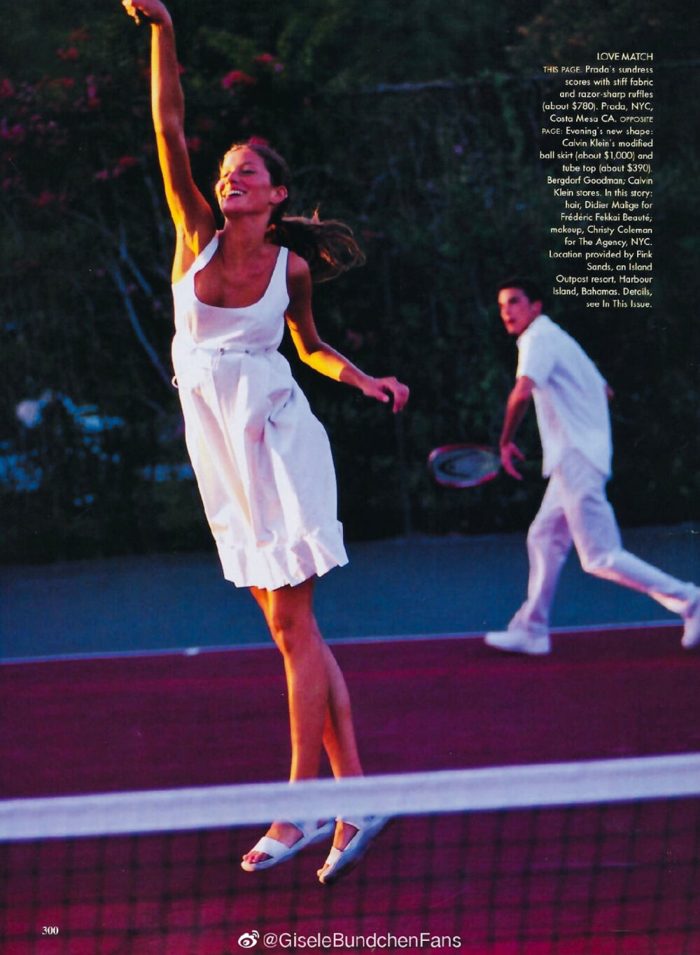 #GiseleBündchen[超话]##PhotoBlastFromThePast# Here Comes The Sun，Ubermodel Gisele Bundchen for Vogue US April 1999 photographed by Arthur Elgort.
看到这样的胴体线条，你会明白为何麦昆会赞她为“The Body”——
一同出镜的男模是Scott Barnhill，他是吉娘娘的前男友，也是千禧时期Steven Meisel最钟爱的男模之一；他还和邦辰合拍过Celine与Versace Jeans的广告，你在老狐狸的经典意大利版Vogue封面上也可以找到他。