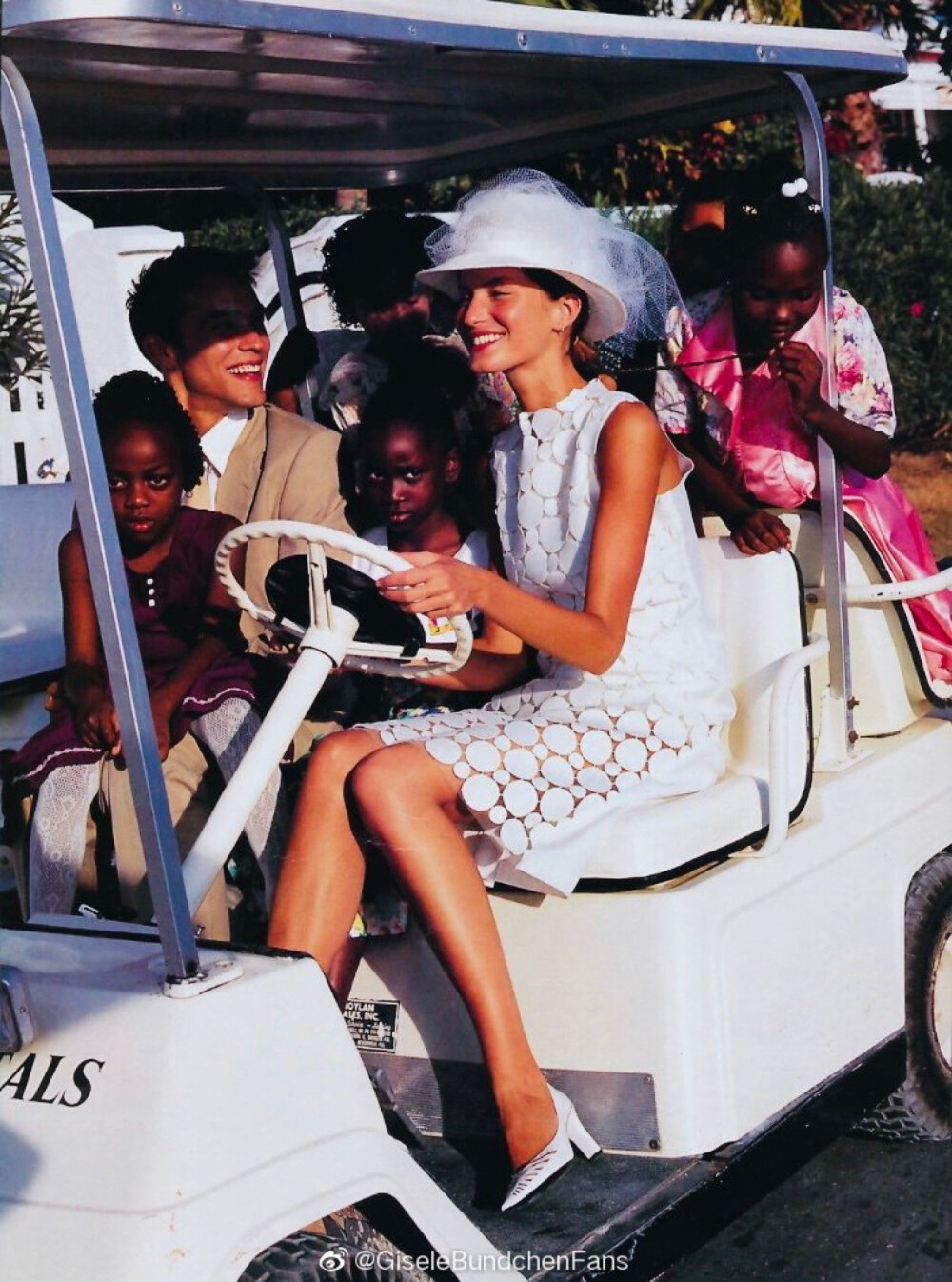 #GiseleBündchen[超话]##PhotoBlastFromThePast# Here Comes The Sun，Ubermodel Gisele Bundchen for Vogue US April 1999 photographed by Arthur Elgort.
看到这样的胴体线条，你会明白为何麦昆会赞她为“The Body”——
一同出镜的男模是Scott Barnhill，他是吉娘娘的前男友，也是千禧时期Steven Meisel最钟爱的男模之一；他还和邦辰合拍过Celine与Versace Jeans的广告，你在老狐狸的经典意大利版Vogue封面上也可以找到他。