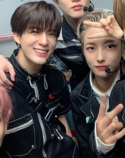 諾俊.
RenJun&Jeno.