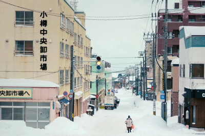 日本旅行 / 札幌⇌小樽巴士一日游不能出门太无聊？可以把旅行计划做起来啦现在的北海道，正是游玩好时候。搭乘巡巡巴士，上午从札幌出发，前往KIRORO冰雪度假村。沿途的风景让人舍不得移开眼睛，明明入眼都是白色的…