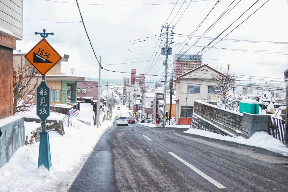 日本旅行 / 札幌⇌小樽巴士一日游不能出门太无聊？可以把旅行计划做起来啦现在的北海道，正是游玩好时候。搭乘巡巡巴士，上午从札幌出发，前往KIRORO冰雪度假村。沿途的风景让人舍不得移开眼睛，明明入眼都是白色的雪，但每一段路给人的感觉都十分新颖，令人迷醉。 抵达KIRORO冰雪度假村，仿佛进入了一个奇妙新世界。雪景与冰屋、寒冷与情热、美食与美酒、人群与欢闹，恰到好处的自由且愉快的氛围，不知不觉间便将人围绕，使人忘却他事，尽享其中。 玩个尽兴后，再次乘上巴士前往下一站--小樽。巴士绕着小樽环形绕一圈，经过船来船往的船见坂，路过见证了小樽历史的铁道。在小樽玻璃一条街下车，切身体验罗马风情与日本传统的